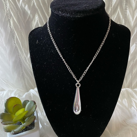 Jewelry - Long teardrop pendant silver tone chain necklace